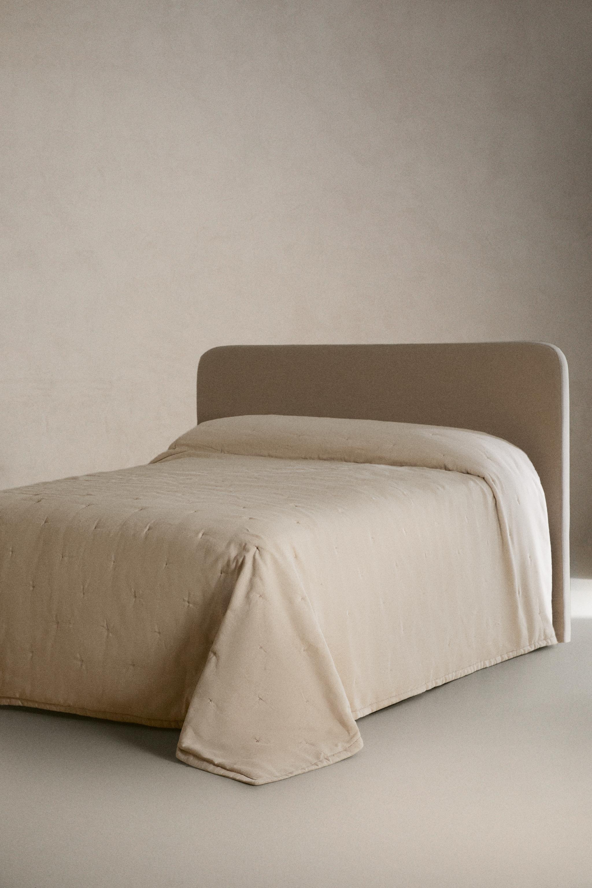 PADDED LINEN QUILT WITH DOTS